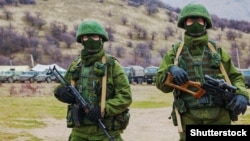 Окупація українського Криму. Російські військові у селі Перевальне, 4 березня 2014 року