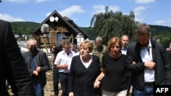 Cancelarul german Angela Merkel, aflată în vizită în satul Schuld, devastat de inundațiile din vestul Germaniei, 18 iulie 2021.