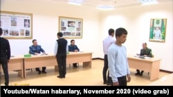 Harby wekilliklerde cagyryş boýunça harby gulluga degişli raýatlar saglyk barlagyndan geçirilýär. Arhiw suraty. Döwlet mediasyndan alyndy. 