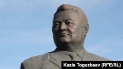 Бюст Заманбека Нуркадилова на его могиле. Алматы, 12  ноября 2011  года.