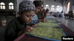 Пакистанда мечитте окуган балдар. 16-апрель,  2015