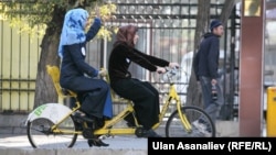 Бишкекте жоолукчан аялдардын велосипед тебиши. 5-ноябрь, 2013-жыл