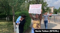 Азаматтық белсенді Анна Шүкеева интернетте қолданушы құпиялығын шектеуге және цензураға қарсылық  білдіріп тұр. Нұр-Сұлтан, 26 шілде 2019 жыл.