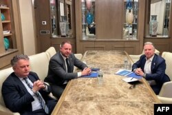 Andri Iermak (centru), șeful de cabinet al președintelui ucrainean, și ministrul ucraineanadjunct de Externe Serhi Kyslytsya (stânga) se întâlnesc la New York cu trimisul special al Casei Albe, Steve Witkoff.