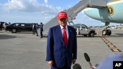 آقای ترامپ در فرودگاه پالم‌بیچ به پرسش‌های خبرنگاران پاسخ داد
