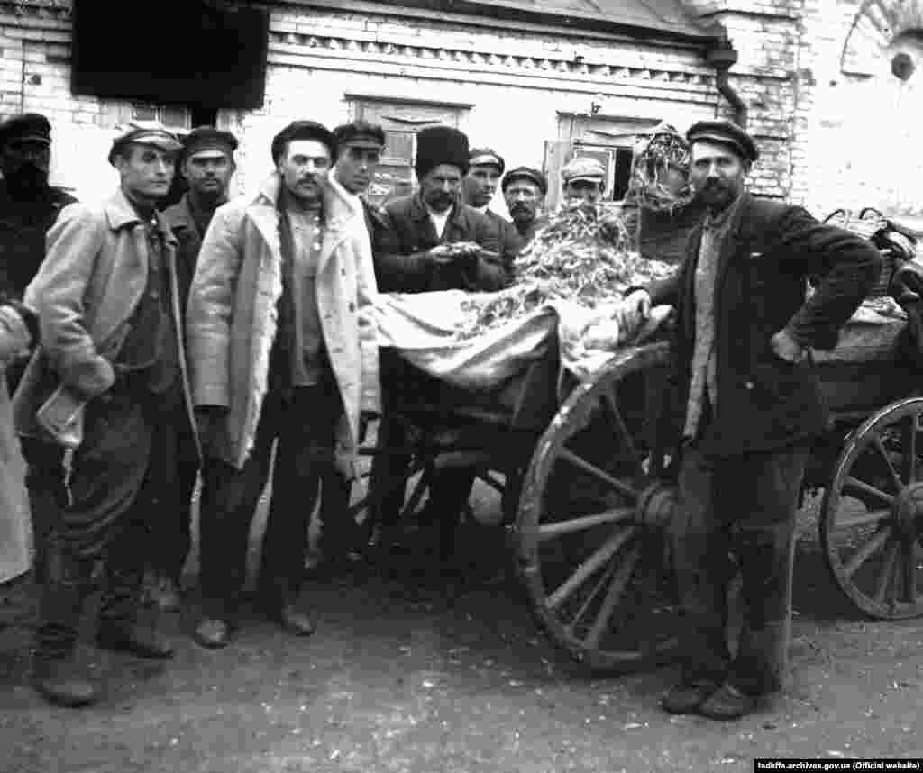 Селяни села Удачне Донецької області з конфіскованими колоссям біля сільради, 1932 рік