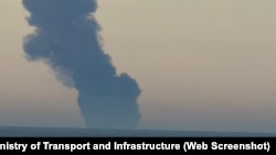 Клубы густого черного дыма над танкером KAIROS, следовавшем в российский порт Новороссийск, 28 ноября 2025 года