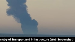 Клуби густого чорного диму над танкером KAIROS, що прямував до російського порту Новоросійськ, 28 листопада 2025 року