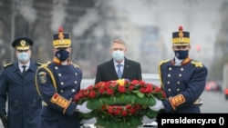 România - Klaus Iohannis depune o coroană de flori în memoria victimelor Revoluției Române