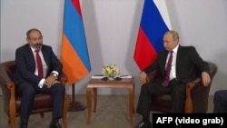 Президент России Владимир Путин и премьер-министр Армении Никол Пашинян (слева)