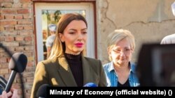 Mediji su izveštavali o tome što je ministarka privrede Adrijana Mesarović u opštini Sečanj posetila preduzetnicu koja se bavi proizvodnjom hrane, 14. novembar 2025.