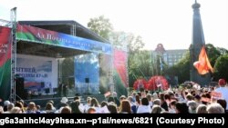 Над сцэнай надпіс «Ад Полацка пачаўся сьвет». Фота з сайту Фонду культурных ініцыятываў прэзыдэнта Расеі Ўладзіміра Пуціна