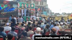 په سوات کې احتجاجي جلسې ته ګڼ ولسي وګړي ورغلي ول - د اپرېل ۱۱مې انځور.