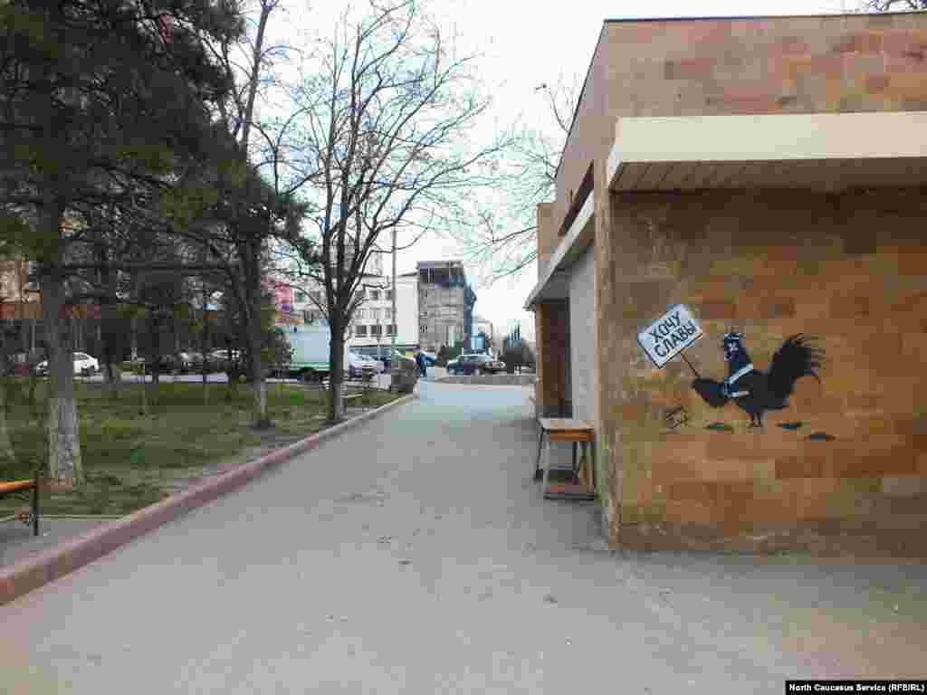 А эта работа - "Блогер в чужом монастыре" - реакция на пикет заезжего гей-активиста в Махачкале