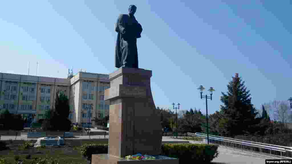 У Севастополі до пам'ятника приносили квіти в тонах українського прапора &ndash; жовті нарциси, сині іриси, гіацинти, мімози, троянди, тюльпани. Пам'ятник Тарасу Шевченку в Севастополі встановлений недалеко від моря &ndash; в сквері перед Гагарінською районною адміністрацією. Пам'ятник постраждав під час ремонтних робіт в листопаді 2020 року. Будівельники проїхали важкою технікою по його основі й відбили кілька гранітних плит з нижніх сходинок. Лише після масових звернень жителів російська влада відновила пошкоджені ділянки