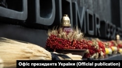 Меморіал жертвам Голодомору 1932-1933 років в Україні в центрі Вашингтона. США