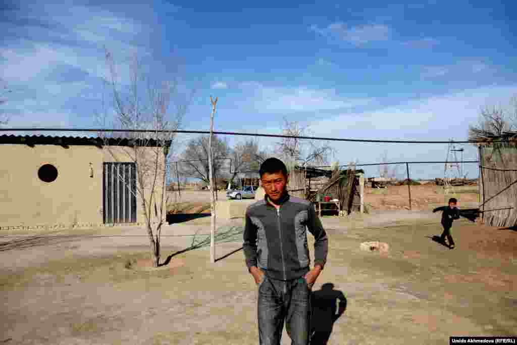 Любопытные мальчишки выбегали навстречу фотокорреспонденту, но, увидев фотокамеру, неохотно шли на контакт. &nbsp;Людей в Узбекистане годами пугали "врагами независимости", рассказывая им и об "ужасах Интернета".