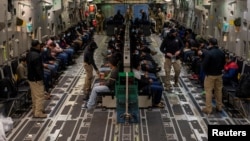 Migrantët duke pritur në Aeroportin në Arizon që të dëbohen përmes një avioni të ushtrisë amerikane. 23 janar 2025.
