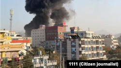 Tymi ngrihet nga një ndërtesë në zonën Taimani të Kabulit pas sulmeve ajrore pakistaneze.