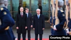 Первый вице-премьер Денис Мантуров и президент Казахстана Касым-Жомарт Токаев в аэропорту Внуково. Москва, Россия, 11 ноября 2025 года. Фото телеграм-канала Aqorda