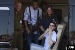 بازگشت اویاتار داوید به خانه. نیروهای حماس به او گفته بودند به زودی خواهد مرد و باید قبر خود را بکند.