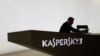 Вработен во седиштето на лабораторијата Касперски за сајбер безбедност во Москва. (Илустративна фотографија)