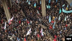 Лінія поділу проросійських і проукраїнських демонстрантів у Сімферополі 26 лютого 2014 року