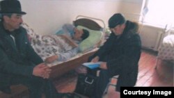 Каримжан Хасанов менен "Кылым шамы" уюмунун юристтери ооруканада жолугуп жатат. Ноокат, 14-декабрь, 2013