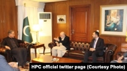 محمد عمر داوودزی رئیس دارالانشای شورای عالی صلح افغانستان (راست) حین ملاقات با شاه محمود قریشی وزیر خارجه پاکستان در اسلام آباد