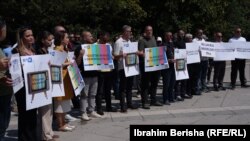 Punëtorët e Radiotelevizionit të Kosovës gjatë një proteste në gusht para ndërtesës së Qeverisë së vendit, në Prishtinë, 6 gusht.