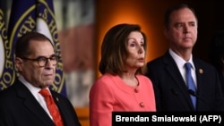 Спікер Палати представників США Ненсі Пелосі (у центрі), Вашингтон, 15 січня 2020 року