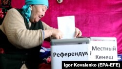 Женщина голосует на конституционном референдуме в селе Беш-Кунгей на окраине Бишкека. 11 апреля 2021 года.