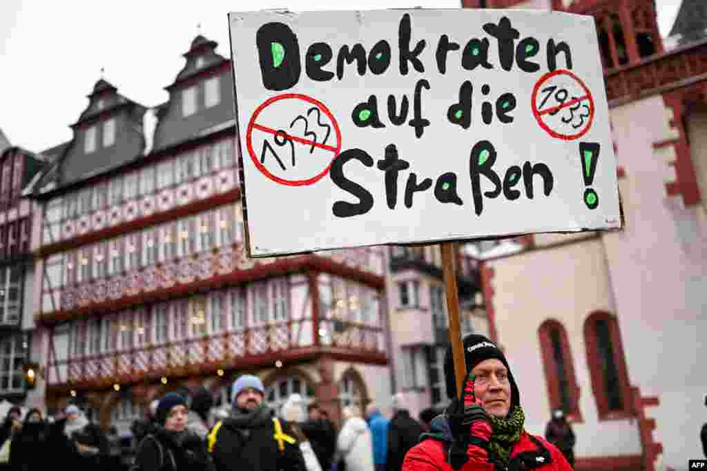 &bdquo;Democrații în stradă!&rdquo;, încurajează un bărbat din Frankfurt. Anul 1933, în care naziștii au preluat controlul Germaniei, este barat.