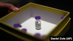 Eforturile pentru procurarea mai multor doze de vaccin cresc riscul ca accesul la vaccin să fie limitat doar pentru statele puternice la nivel global