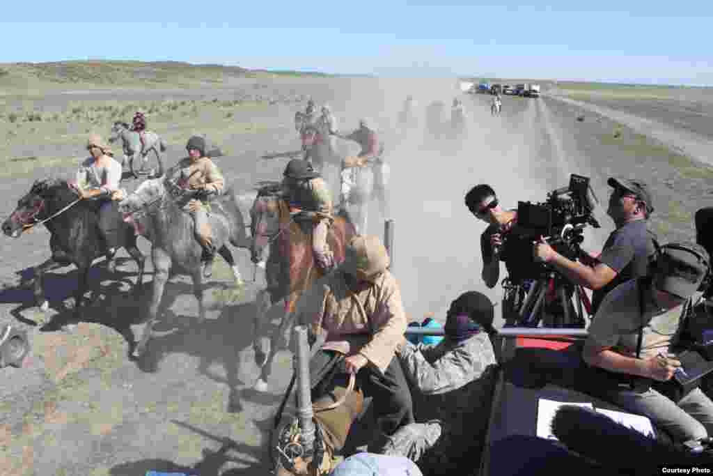 "Құнанбай" фильмін түсірудің бір сәті. Шығыс Қазақстан облысы Абай ауданы, 11 маусым 2014 жыл.&nbsp;