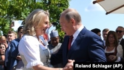 Карін Кнайсль і Володимир Путін танцюють у містечку Гамліц, серпень 2018 року