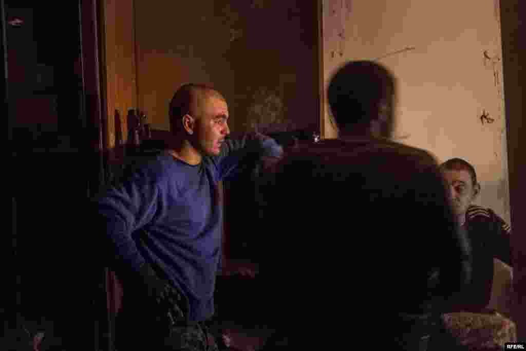 Зліва стоїть &laquo;Малий&raquo;, службовець української армії, якого командир відправив до добровольців. Через кілька днів після того, як було зроблене це фото, &laquo;Малий&raquo; зазнав поранення в бою і тепер мусить два місяці лежати в лікарні. Йому лишався тиждень до демобілізації