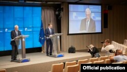 Евробиримдиктин тышкы саясат боюнча башкы комиссары Жозеп Боррель (солдо) жана Евробиримдиктин тышкы маселелер боюнча башкы басма сөз катчысы Питер Стано.