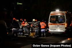30 octombrie 2015 - răniții sunt urcați în ambulanțe în fața Clubului Colectiv.