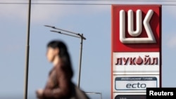 Oznaka za beznisku pumpu ruske kompanije Lukoil u Sofiji, Bugarska, 23. oktobar 2025.