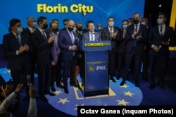 Finanțistul Florin Cîțu a fost numit premier de președintele Iohannis în toiul pandemiei; în octombrie și noiembrie 2021, România a înregistrat și 500 de morți pe zi. Florin Cîțu s-a aflat la Palatul Victoria doar câteva luni; debarcarea lui a generat altă criză.