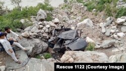 په کوهستان کې له غره کندې ته لوېدلی موټر - انځور جون ۲۰ کال ۲۰۲۵ز