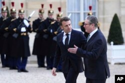 Președintele francez Emmanuel Macron îl întâmpină pe premierul britanic Keir Starmer.