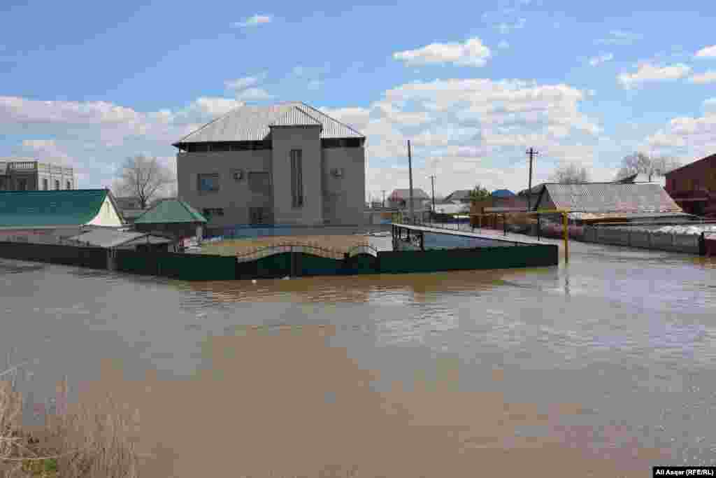 Кірпіштінің "Эко" деп аталатын бөлігінің тұрғындары жексенбіге қараған түні үйлерінен шұғыл кетуге мәжбүр болған. "Түнгі сағат үште көршім есігімді қағып, эвакуация басталғанын айтты. Құжаттарымызды қолымызға ұстап үйден шығып үлгердік" дейді Армангүл есімді тұрғын Азаттыққа.