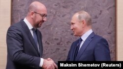Vladimir Putin (dreapta) și Charles Michel (stânga) la Moscova, ianuarie 2018