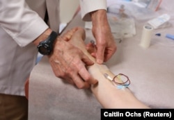 Një pacient duke marrë trajtim për sklerozën multiple. Fotografi ilustruese nga arkivi.