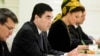 Prezident Gurbanguly Berdimuhamedow maslahat geçirýär. 