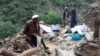 Bărbați afgani caută printre ruinele caselor distruse după un nou cutremur care a avut loc în provincia Kunar, în estul Afganistanului. Fotografie din 4 septembrie 2025.
