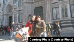 Мехри менен Сепидех Рим шаарында.