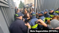პოლიცია აქციის მონაწილეებს ხელს უშლიდა ცესკოს ეზოში შესვლაში.